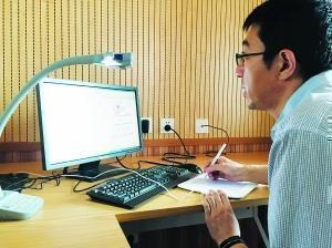 胡明浩在学校微课录制室里录制物理微课